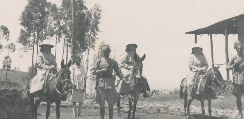 Missionarie della Consolata a cavallo in Etiopia