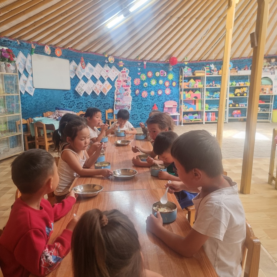 Un pasto caldo per i bambini dell'asilo