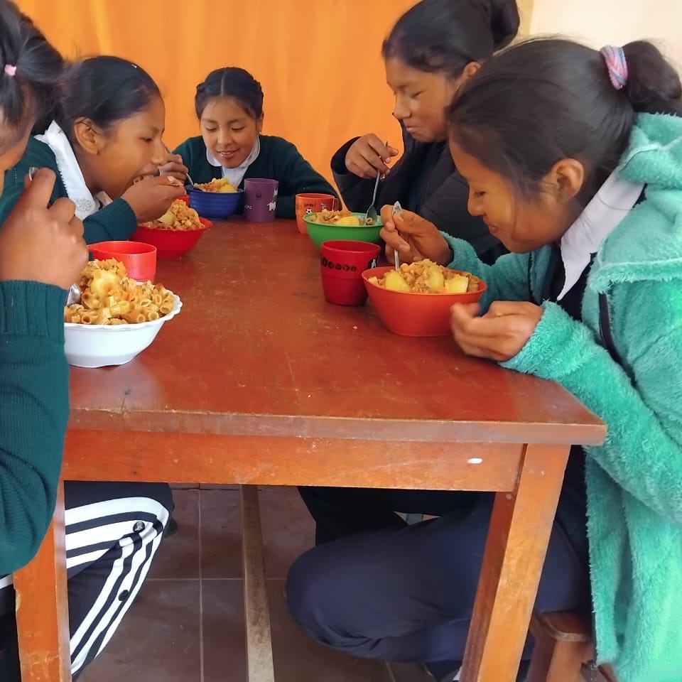 Un pranzo assicurato per giovani studenti andini