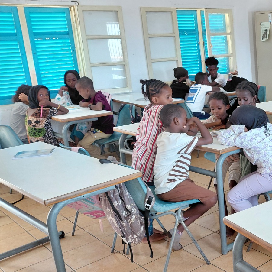 Dona un quaderno, offri una merenda a uno studente della scuola di alfabetizzazione